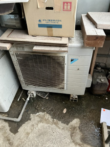 岡山市北区で修理したダイキンエコキュートEQ37KFVのヒートポンプ外観