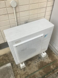 津山市で水漏れが発生しているダイキンエコキュート室外機