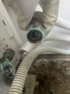 ダイキンEQ46HFV室外機の配管接続部からの水漏れ