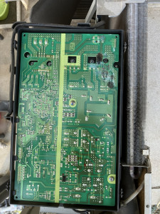 水分侵入により濡れているダイキンエコキュートEQ46KFVのヒートポンプ基板