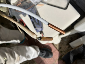 ダイキンエコキュートJ3エラー修理で吐出サーミスタを交換している様子