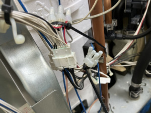水濡れで劣化した三菱エコキュートの配線を修繕する作業