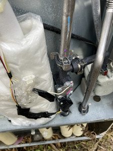 水漏れによって水滴が付着した日立エコキュートのタンク内部