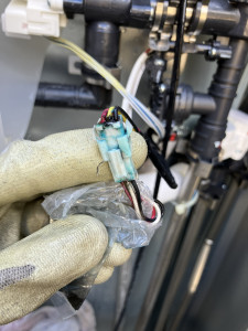 水漏れによって錆が発生した日立エコキュートのセンサーコネクタ