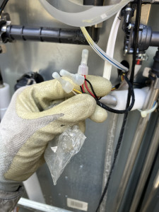 水濡れで錆びた日立エコキュートのコネクタを修繕する作業