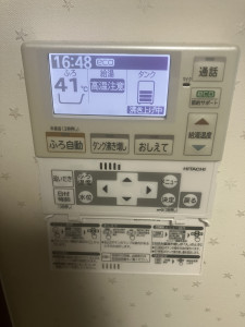 修理後に正常なお湯張り動作を確認する日立エコキュート