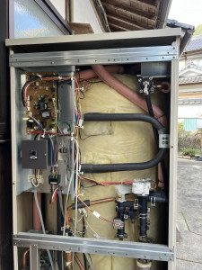 美作市で点検中のダイキンエコキュートEQ37HFVタンク内部の状態