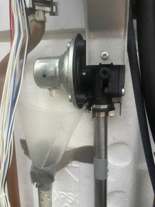 三菱エコキュート内部の減圧弁から水漏れしている様子