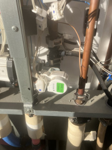 三菱エコキュート内部の入水切替弁（交換対象部品）