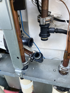 三菱エコキュートの入水切替弁交換作業の様子