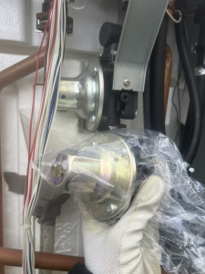 三菱エコキュートの減圧弁交換作業の様子