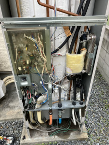 エコキュート下のコンクリート基礎が濡れている状態（水漏れの兆候）