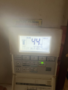 修理後の試運転チェック中のリモコン