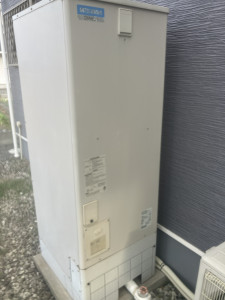 岡山市南区で修理した三菱エコキュートSRT-HPT37W5の外観